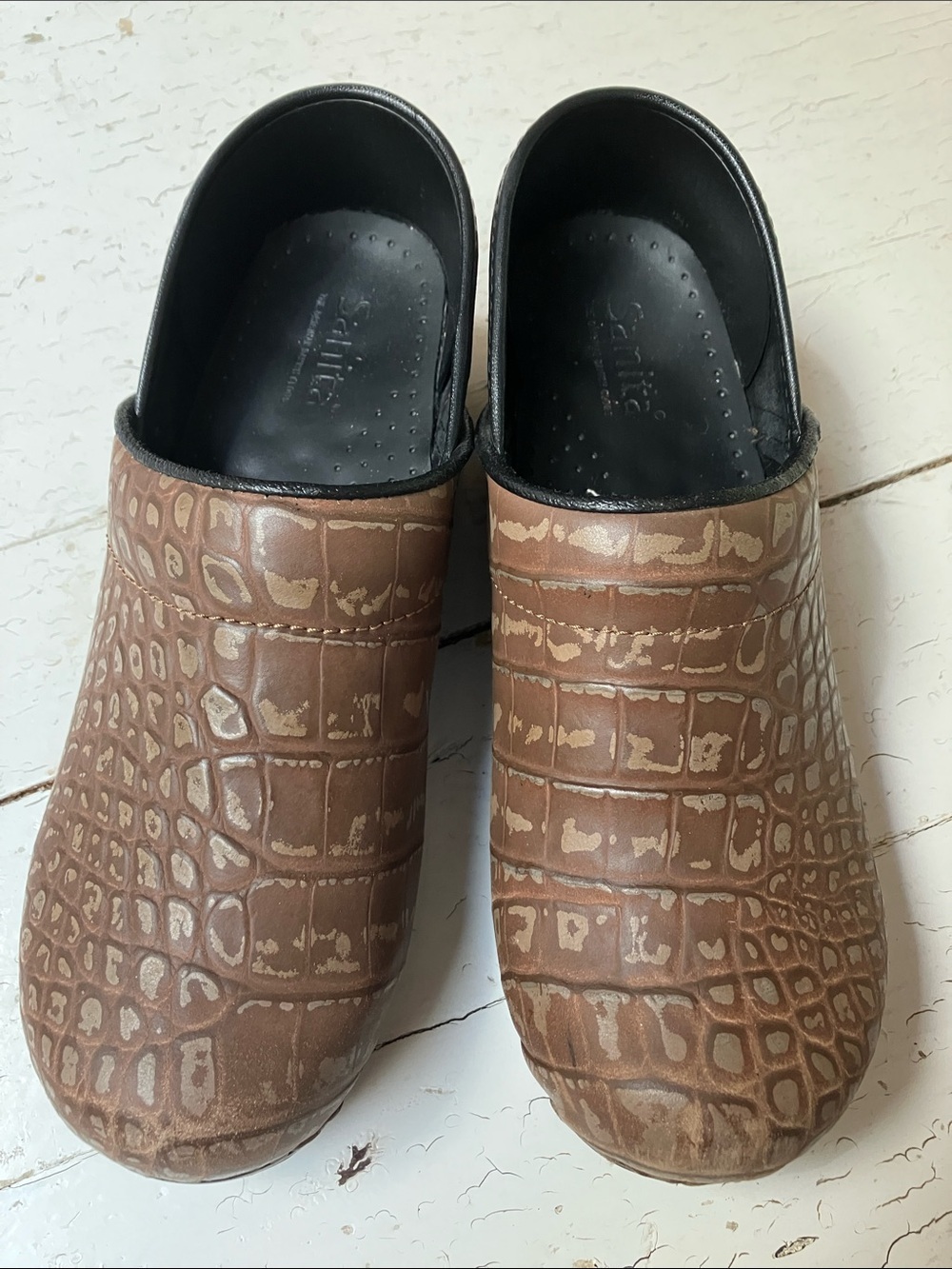 Sanita Woman’s Sz 39 (8) Distressed Brown Leather Danish Slip on Clogs